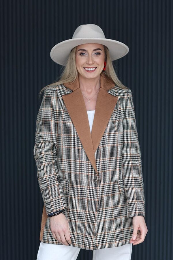 Tiesaus silueto švarkas "Brielle"